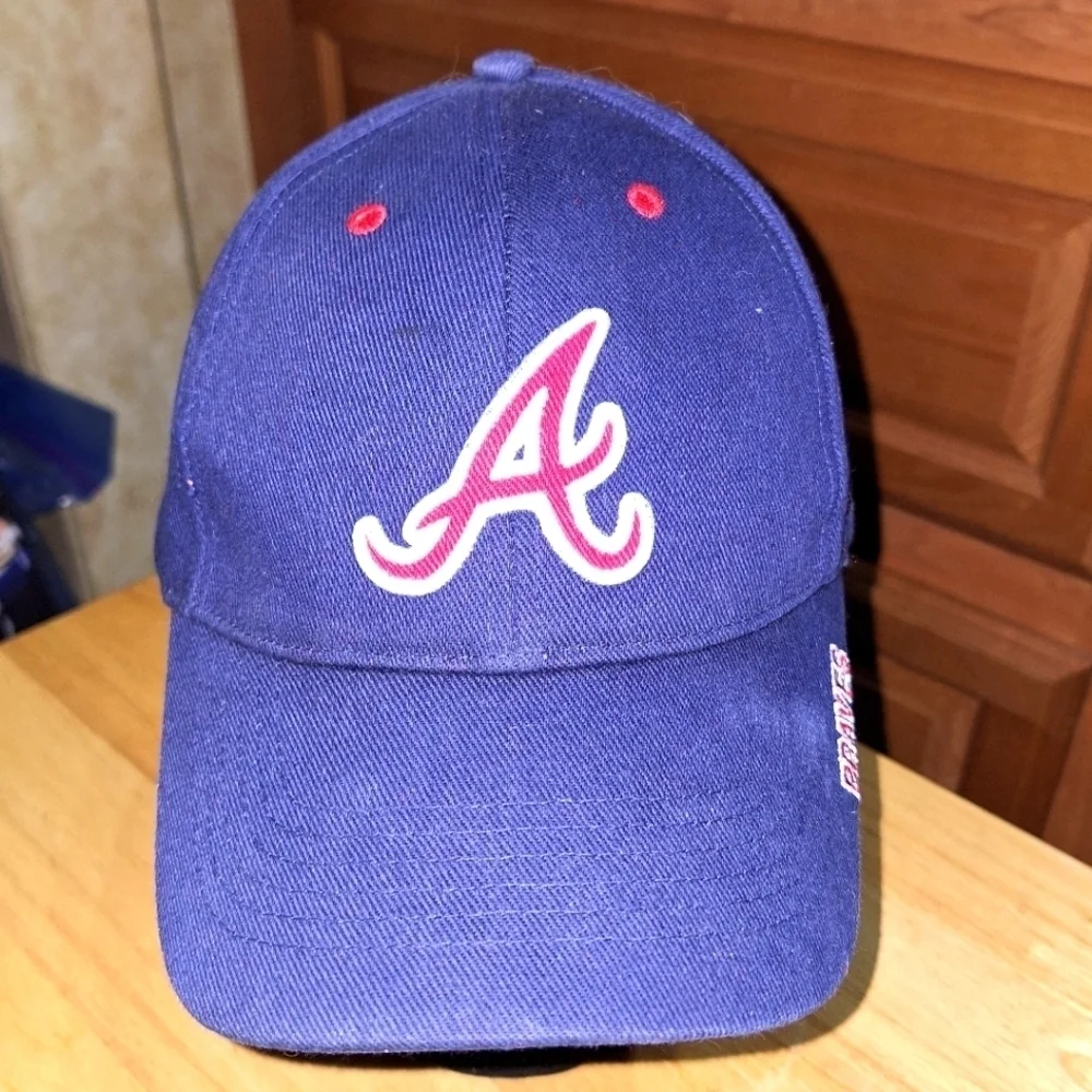A Fan Favorite Atlanta Braves adjustable ball cap/truckers hat. Pre-loved